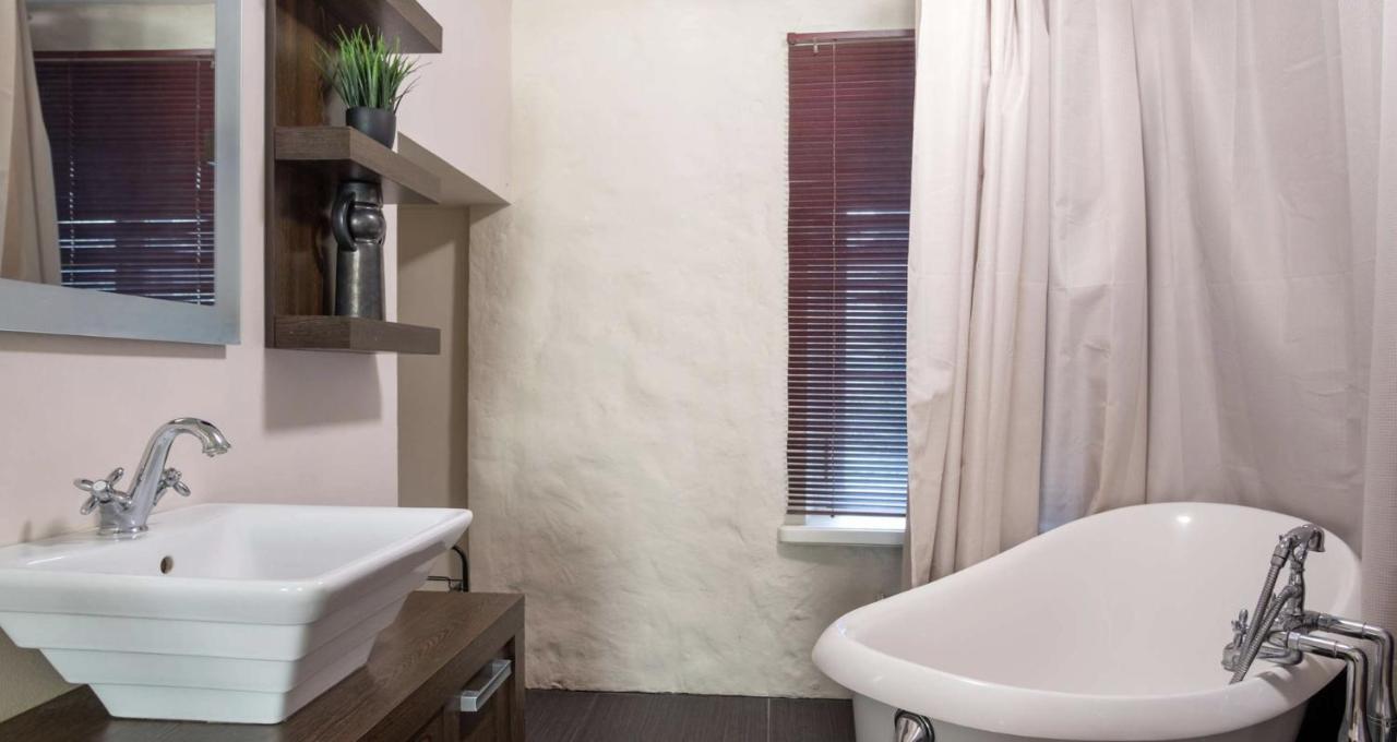 Spacious Studio Apartment In The Heart Of Old Town Tallinn Eksteriør billede